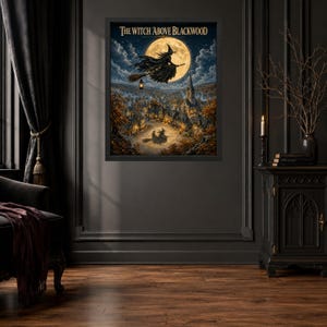 K&ouml;nnte beinhalten: Ein gerahmter Kunstdruck mit dem Titel The Witch Above Blackwood, der eine Hexe auf einem Besen vor einem gro&szlig;en Vollmond &uuml;ber einer dunklen Dorflandschaft mit herbstlichen B&auml;umen, einem Kirchturm und einer am Besen h&auml;ngenden Laterne zeigt.
