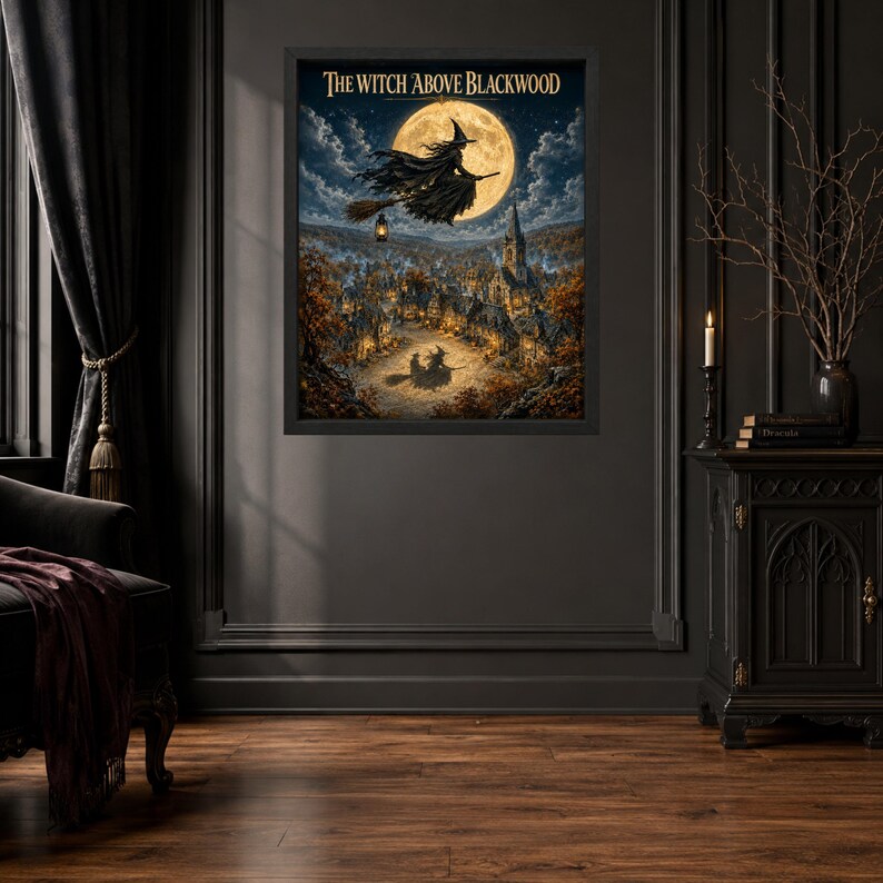 K&ouml;nnte beinhalten: Ein gerahmter Kunstdruck mit dem Titel The Witch Above Blackwood, der eine Hexe auf einem Besen vor einem gro&szlig;en Vollmond &uuml;ber einer dunklen Dorflandschaft mit herbstlichen B&auml;umen, einem Kirchturm und einer am Besen h&auml;ngenden Laterne zeigt.