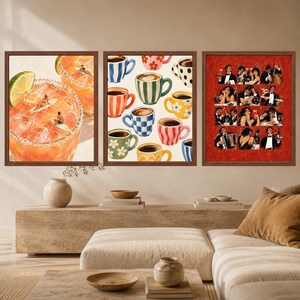 Op de afbeelding: Een set van drie ingelijste wandkunstwerken. De linker print toont oranje cocktails met limoenschijfjes en kleine surfers. De middelste print bevat diverse kleurrijke koffiemokken met patronen. De rechter print toont een raster van rode restaurantsferen.
