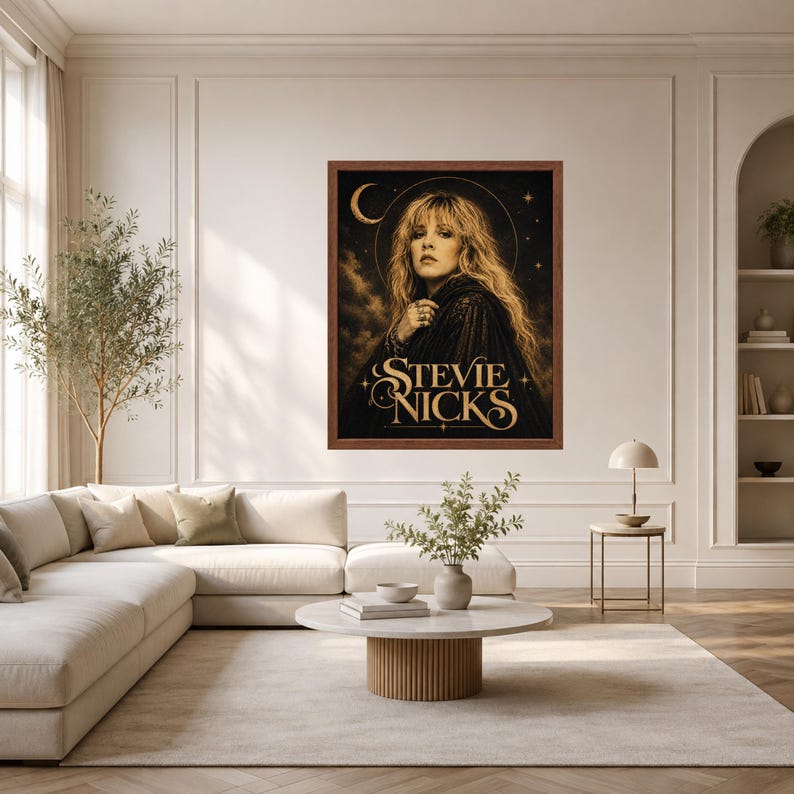 Puede incluir: Una l&aacute;mina de arte mural enmarcada que presenta un retrato de Stevie Nicks en un entorno oscuro de tem&aacute;tica celestial con una luna creciente y estrellas. La obra muestra el nombre Stevie Nicks en letras doradas sobre fondo negro.