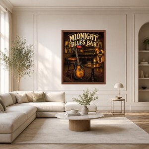 Puede incluir: Una impresi&oacute;n art&iacute;stica enmarcada titulada Midnight Blues Bar que muestra una guitarra el&eacute;ctrica de cuerpo hueco apoyada contra un taburete de madera en un bar con poca luz, una gramola, un vaso sobre una mesa peque&ntilde;a y luz c&aacute;lida.