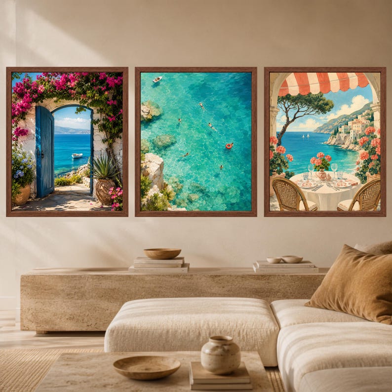 Puede incluir: Un conjunto de tres cuadros de pared con escenas costeras mediterr&aacute;neas. La imagen izquierda muestra una puerta azul con buganvillas rosas, la central agua turquesa con nadadores y la derecha una mesa de comedor frente al mar.