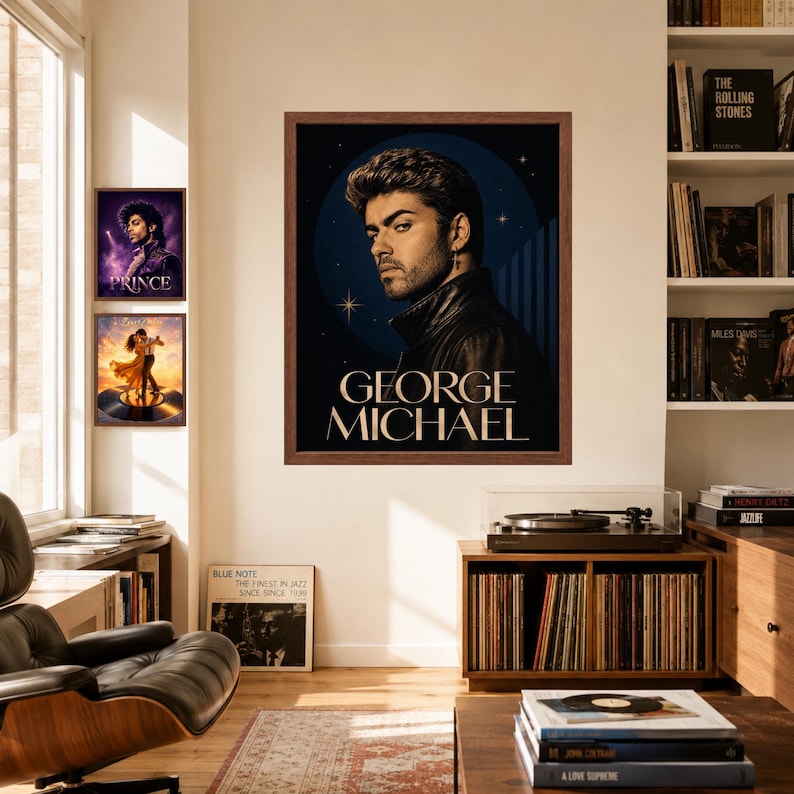 Puede incluir: Un p&oacute;ster de pared enmarcado que presenta un retrato de George Michael con una chaqueta de cuero negra sobre un fondo circular azul oscuro con estrellas. El texto GEORGE MICHAEL est&aacute; impreso en letras may&uacute;sculas doradas con serifa.