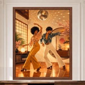 以下が含まれることがあります： ミラーボールの下で踊る2人を描いた額入りアートプリント。一人は花柄の結び目付きブラウスとマスタードイエローのフレアパンツを着用し、もう一人は青い花柄のボタンダウンシャツと白いフレアパンツを着用している。