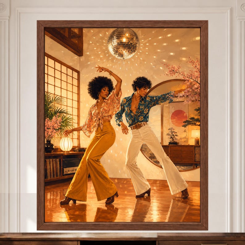 以下が含まれることがあります： ミラーボールの下で踊る2人を描いた額入りアートプリント。一人は花柄の結び目付きブラウスとマスタードイエローのフレアパンツを着用し、もう一人は青い花柄のボタンダウンシャツと白いフレアパンツを着用している。