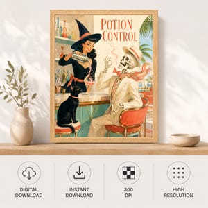 Op de afbeelding: Een ingelijste kunstdruk getiteld Potion Control met een heks in een zwarte jurk en hoed die een roze drankje inschenkt voor een skelet in een beige pak. Een zwarte kat zit op een kruk in een baromgeving met palmbomen op de achtergrond.