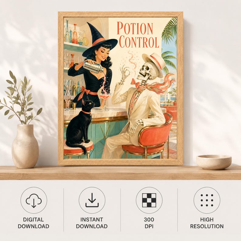 Op de afbeelding: Een ingelijste kunstdruk getiteld Potion Control met een heks in een zwarte jurk en hoed die een roze drankje inschenkt voor een skelet in een beige pak. Een zwarte kat zit op een kruk in een baromgeving met palmbomen op de achtergrond.