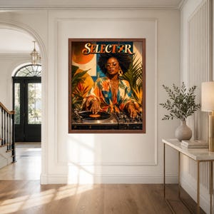 Puede incluir: Una impresi&oacute;n art&iacute;stica enmarcada que muestra a una persona con peinado afro y una bata floral colorida, de pie detr&aacute;s de un tocadiscos de DJ. La palabra SELECTOR est&aacute; impresa en una fuente naranja estilizada en la parte superior, con un vinilo como O.