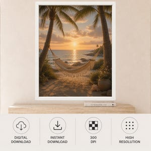 Puede incluir: Una impresi&oacute;n de arte mural enmarcada que muestra una hamaca tejida suspendida entre dos palmeras en una playa de arena al atardecer. Las olas del oc&eacute;ano llegan a la orilla bajo un cielo dorado, con una maceta de cer&aacute;mica y una concha.
