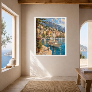 Puede incluir: Una impresi&oacute;n de arte mural enmarcada que representa una escena costera mediterr&aacute;nea con un velero blanco amarrado en agua azul, un camino de piedra con flores en macetas en primer plano y edificios coloridos junto a una monta&ntilde;a.