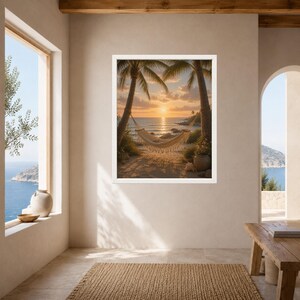 Puede incluir: Una impresi&oacute;n de arte mural enmarcada que representa una escena de playa al atardecer con una hamaca tejida suspendida entre dos palmeras. La imagen muestra un oc&eacute;ano tranquilo, luz solar dorada sobre el agua y una orilla arenosa con una vasija.