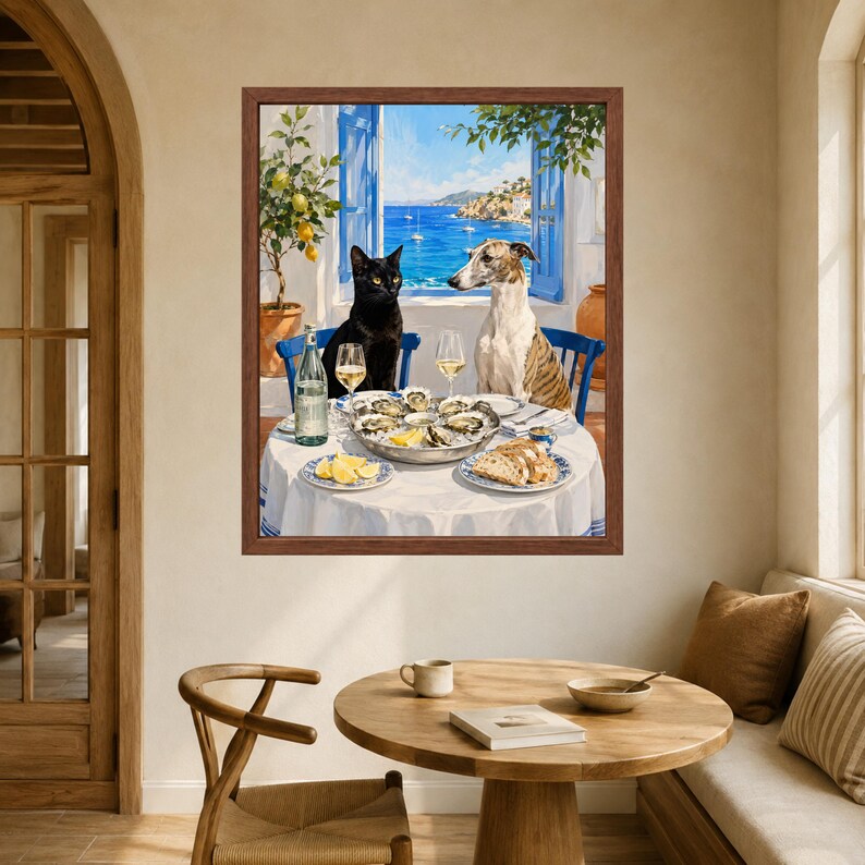 Puede incluir: Una l&aacute;mina de arte enmarcada que muestra a un gato negro y un perro de color canela y blanco sentados a una mesa redonda preparada para comer. La mesa incluye una bandeja de ostras, una botella de agua, dos copas de vino blanco y pan.