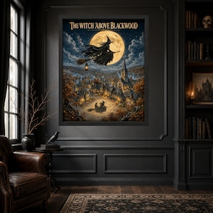 K&ouml;nnte beinhalten: Ein gerahmter Kunstdruck mit dem Titel The Witch Above Blackwood, der eine Hexe auf einem Besen vor einem gro&szlig;en Vollmond &uuml;ber einem n&auml;chtlichen Dorf zeigt. Das Bild enth&auml;lt einen dunklen Himmel, leuchtende Fenster und eine Laterne.