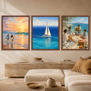 Peut inclure: Un triptyque compos&eacute; de trois impressions murales encadr&eacute;es. L'image de gauche montre deux personnes avec des planches de surf dans l'oc&eacute;an au coucher du soleil. Le centre pr&eacute;sente un voilier blanc sur l'eau bleue. La droite montre trois personnes.