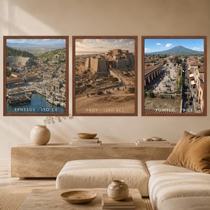 Puede incluir: Tres cuadros de pared enmarcados que representan paisajes urbanos hist&oacute;ricos. El cuadro izquierdo muestra &Eacute;feso 150 d.C., el central Troya 1250 a.C. y el derecho Pompeya 79 d.C. Cada cuadro tiene un marco de madera marr&oacute;n y escenas detalladas.