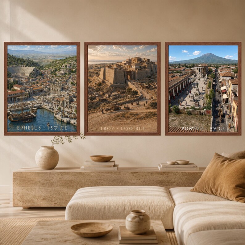 Puede incluir: Tres cuadros de pared enmarcados que representan paisajes urbanos hist&oacute;ricos. El cuadro izquierdo muestra &Eacute;feso 150 d.C., el central Troya 1250 a.C. y el derecho Pompeya 79 d.C. Cada cuadro tiene un marco de madera marr&oacute;n y escenas detalladas.