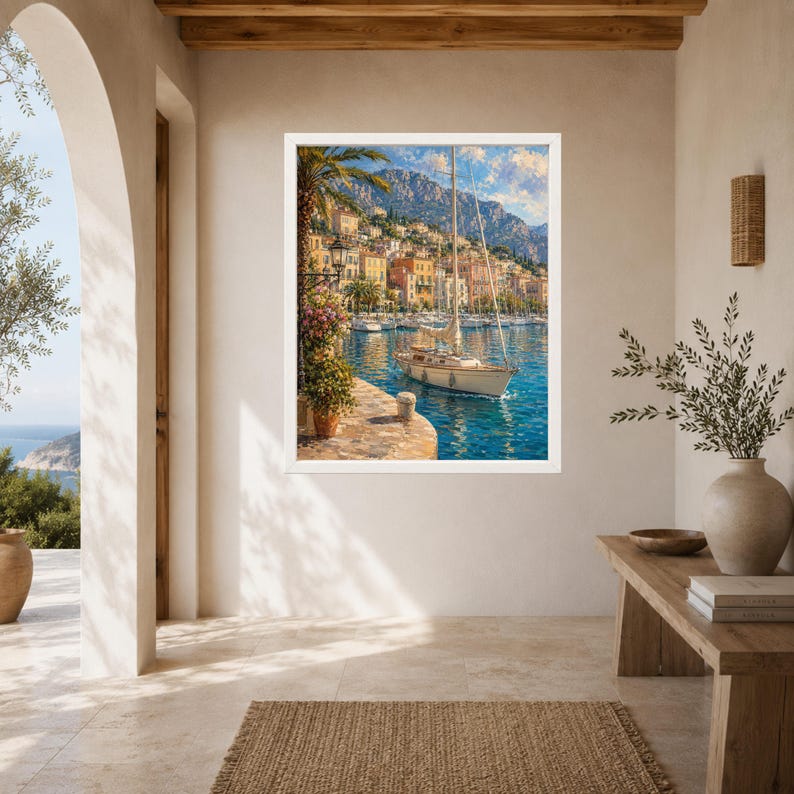Puede incluir: Una impresi&oacute;n de arte mural enmarcada que representa una escena costera mediterr&aacute;nea con un velero amarrado en aguas azules cerca de un muelle de piedra. El fondo muestra una ciudad en la ladera con edificios coloridos y monta&ntilde;as bajo el cielo.