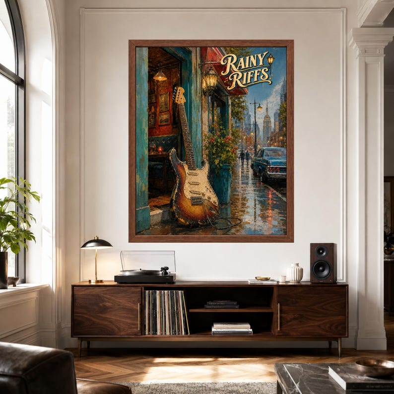 Puede incluir: Una impresi&oacute;n art&iacute;stica enmarcada titulada Rainy Riffs que muestra una guitarra el&eacute;ctrica sunburst apoyada contra la entrada de un edificio en una calle urbana mojada. La escena incluye un coche antiguo, farolas y arquitectura urbana.