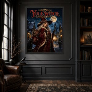 Może przedstawiać: Oprawiony wydruk ścienny zatytułowany The Yule Witch, przedstawiający postać o srebrnych włosach w czerwonym aksamitnym płaszczu i spiczastym kapeluszu, trzymającą latarnię w zaśnieżonej wiosce nocą. Obok siedzi czarny kot pod pełnią księżyca.