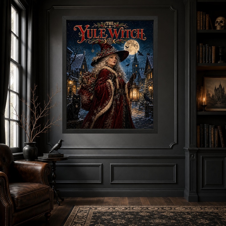 Może przedstawiać: Oprawiony wydruk ścienny zatytułowany The Yule Witch, przedstawiający postać o srebrnych włosach w czerwonym aksamitnym płaszczu i spiczastym kapeluszu, trzymającą latarnię w zaśnieżonej wiosce nocą. Obok siedzi czarny kot pod pełnią księżyca.