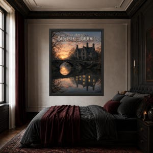 Peut inclure: Une impression d'art encadr&eacute;e intitul&eacute;e The House Beyond the Bridge, repr&eacute;sentant une maison en pierre et un pont en arc au coucher du soleil avec un reflet dans l'eau, expos&eacute;e dans une chambre avec une literie sombre et un jet&eacute; bordeaux.
