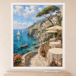 Pu&ograve; includere: Un dipinto incorniciato che raffigura una scena costiera con una terrazza in pietra, tavoli rotondi con tovaglie bianche, sedie in vimini e fiori rossi. La vista si affaccia su un mare blu con barche a vela e un borgo collinare.