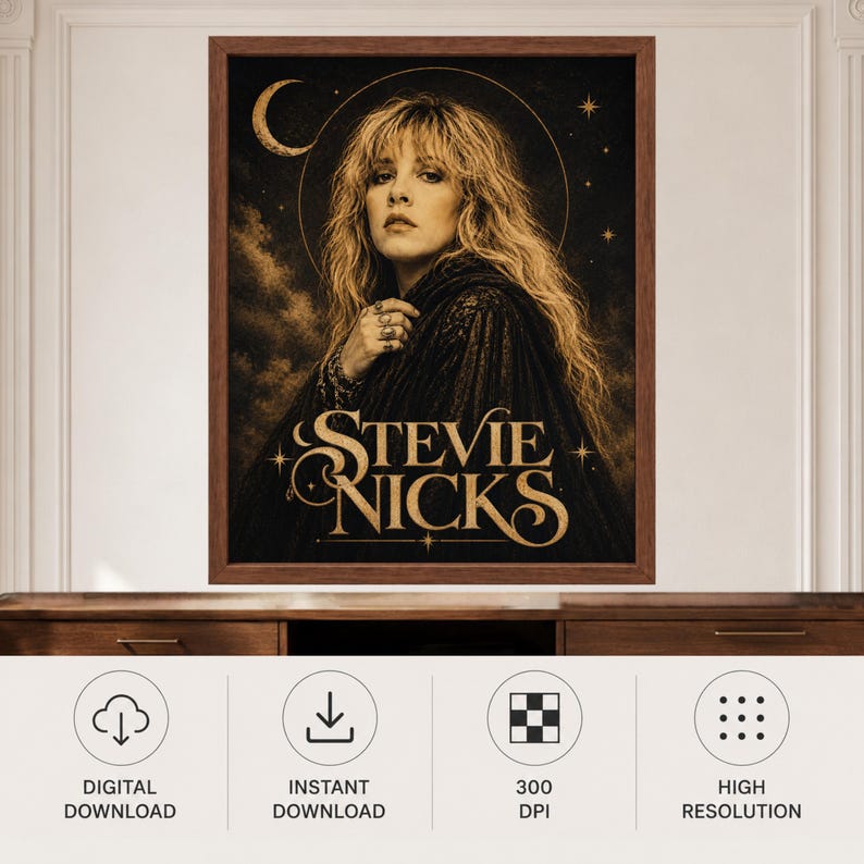 Puede incluir: Una impresi&oacute;n de arte de pared enmarcada que presenta un retrato de Stevie Nicks con una est&eacute;tica oscura de tem&aacute;tica celestial. La imagen muestra una luna creciente dorada, estrellas y nubes sobre un fondo negro. El texto STEVIE NICKS es dorado.