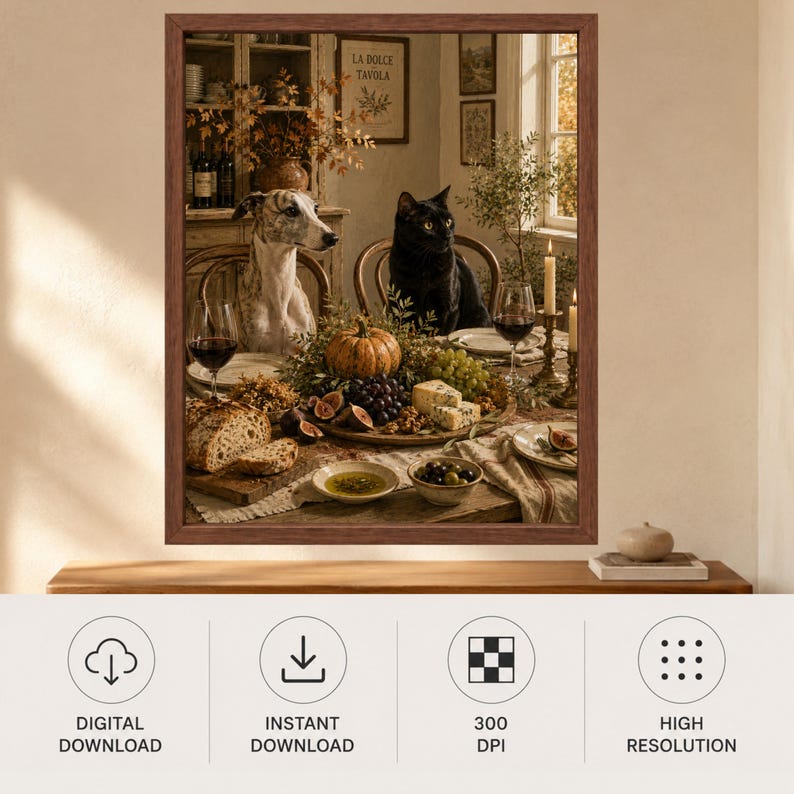 Op de afbeelding: Een ingelijste kunstdruk met een eettafel gedekt met een feestmaal van brood, kaas, druiven, vijgen en een pompoen. Een grijs-witte whippet en een zwarte kat zitten aan tafel. De sc&egrave;ne bevat wijnglazen, kaarsen en een bord met de tekst LA DOLCE TAVOLA.