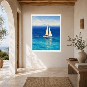 Peut inclure: Une impression d'art encadr&eacute;e repr&eacute;sentant un voilier aux voiles blanches naviguant sur des eaux oc&eacute;aniques bleu profond sous un ciel lumineux avec des nuages l&eacute;gers. La sc&egrave;ne inclut des montagnes lointaines &agrave; l'horizon.