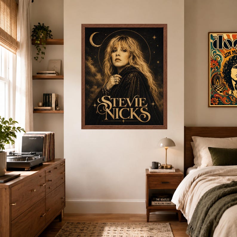 Puede incluir: Un p&oacute;ster de pared enmarcado que presenta un retrato de Stevie Nicks en un entorno oscuro de tem&aacute;tica celestial con una luna creciente y estrellas. La obra est&aacute; realizada en tonos negros y dorados, con el nombre Stevie Nicks en una fuente estilizada.