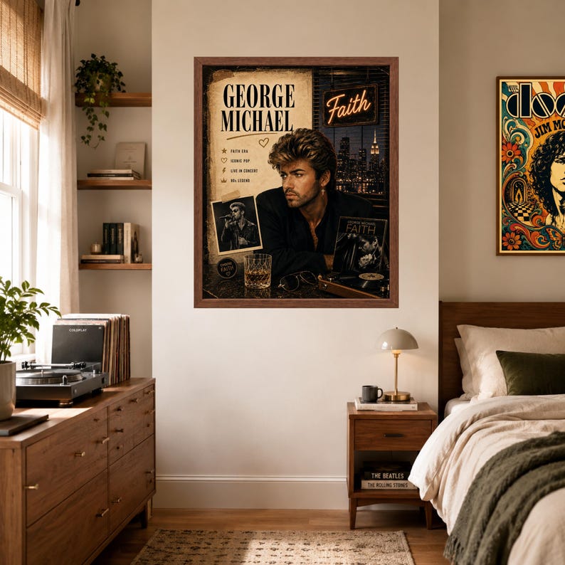 K&ouml;nnte beinhalten: Ein gerahmtes Wandposter mit einem Portr&auml;t von George Michael, dem Text Faith, George Michael und verschiedenen Symbolen. Das Bild zeigt einen n&auml;chtlichen Stadt-Hintergrund, ein Glas Whiskey, einen Plattenspieler und ein kleines Foto des K&uuml;nstlers.