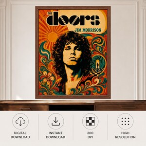 Op de afbeelding: Een ingelijste poster met een portret van Jim Morrison met lang donker haar. De achtergrond toont een levendig oranje en blauwgroen psychedelisch patroon met wervelende bloemmotieven, een zon en een dambordvloer naar een deuropening.