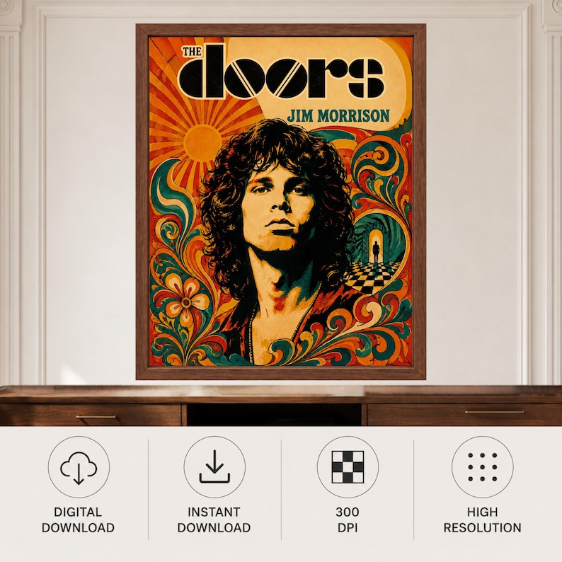 Op de afbeelding: Een ingelijste poster met een portret van Jim Morrison met lang donker haar. De achtergrond toont een levendig oranje en blauwgroen psychedelisch patroon met wervelende bloemmotieven, een zon en een dambordvloer naar een deuropening.