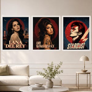 Puede incluir: Tres l&aacute;minas rectangulares enmarcadas para pared con retratos de Lana Del Rey, Amy Winehouse y David Bowie. Cada impresi&oacute;n muestra un fondo circular rojo, texto estilizado con los nombres y una paleta de colores oscuros y atmosf&eacute;ricos.