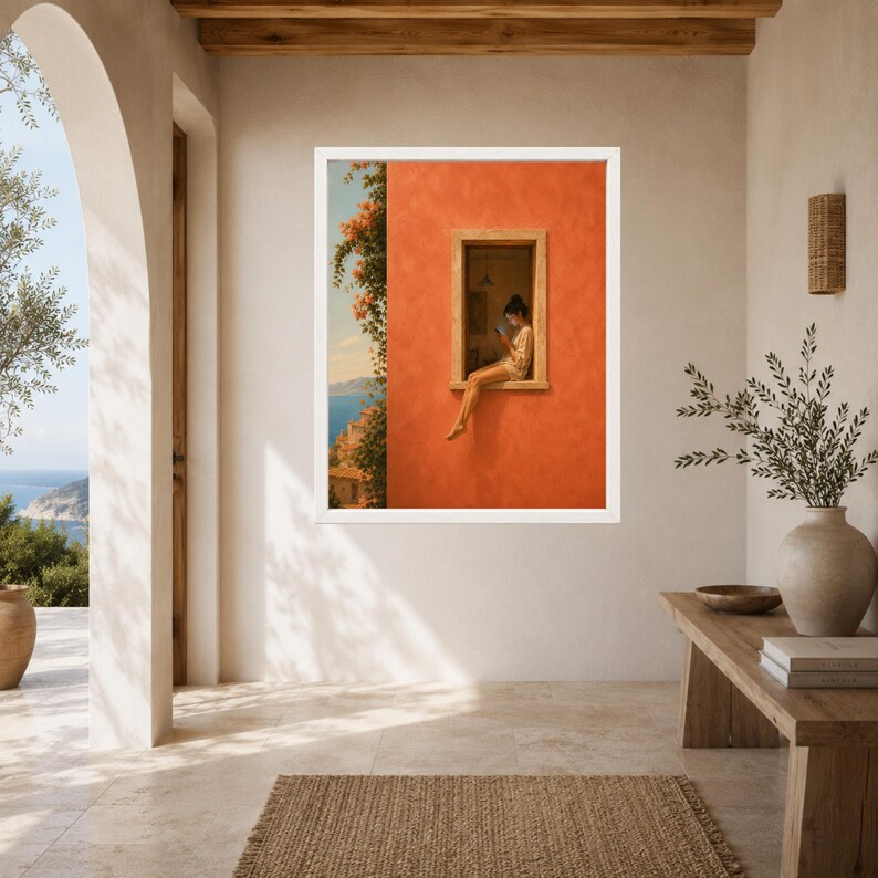 K&ouml;nnte beinhalten: Ein gerahmter Kunstdruck, der eine Person zeigt, die in einem Fensterrahmen vor einer leuchtend orangefarbenen Wand sitzt. Die Szene umfasst einen K&uuml;stenblick mit blauem Wasser und gr&uuml;nem Laub auf der linken Seite. Das Bild ist wei&szlig; gerahmt.