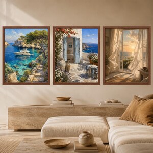 K&ouml;nnte beinhalten: Ein Set aus drei gerahmten Wandbildern mit K&uuml;stenmotiven. Das erste zeigt eine Yacht in einer blauen Bucht, das zweite eine mediterrane Terrasse mit Steingef&auml;&szlig;en und das dritte einen sonnendurchfluteten Raum mit transparenten Vorh&auml;ngen.