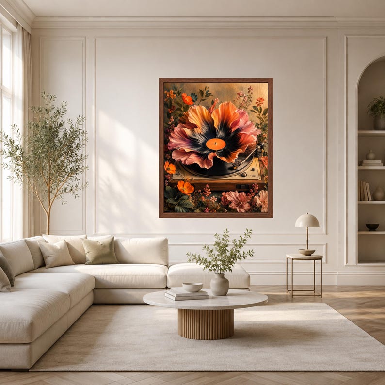 K&ouml;nnte beinhalten: Ein gerahmter Wandkunstdruck, der einen Vintage-Plattenspieler zeigt, aus dessen Plattenteller eine gro&szlig;e, leuchtend orangefarbene und schwarze Blume w&auml;chst, umgeben von einem &uuml;ppigen Arrangement aus verschiedenen orangefarbenen und roten Bl&uuml;ten.