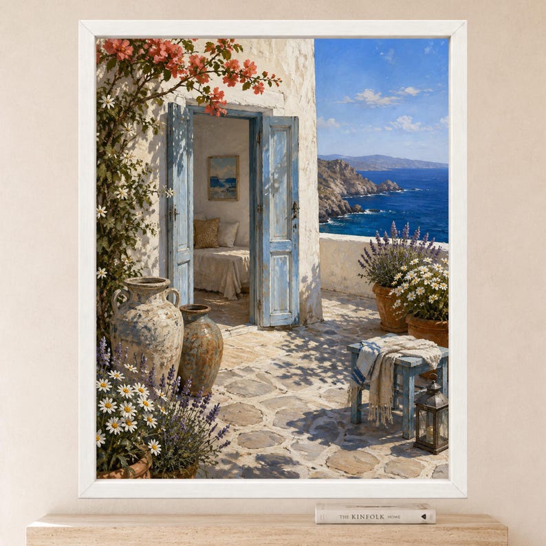 K&ouml;nnte beinhalten: Ein gerahmter Wandkunstdruck, der eine mediterrane K&uuml;stenszene mit einer Steinterrasse, offenen blauen Holzt&uuml;ren zu einem Innenraum, gro&szlig;en Terrakottavasen, Topfblumen, einem kleinen Holzhocker mit Decke und Meerblick zeigt.