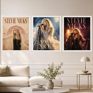 Puede incluir: Tres l&aacute;minas de pared enmarcadas con Stevie Nicks. La l&aacute;mina de la izquierda la muestra en un entorno beige con una luna. La central la representa cantando en el escenario con una luna de fondo. La de la derecha la muestra actuando.