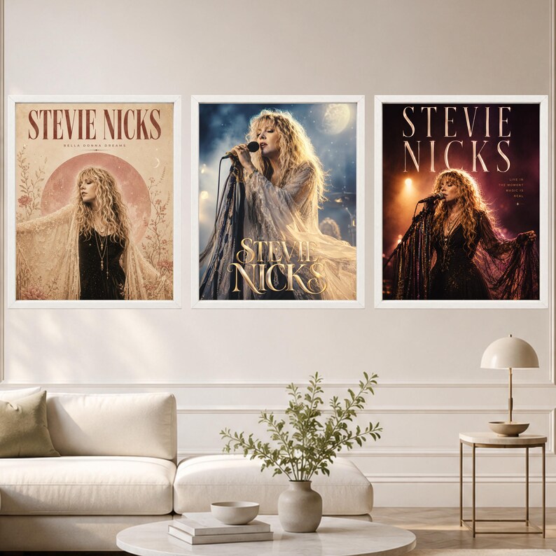 Puede incluir: Tres l&aacute;minas de pared enmarcadas con Stevie Nicks. La l&aacute;mina de la izquierda la muestra en un entorno beige con una luna. La central la representa cantando en el escenario con una luna de fondo. La de la derecha la muestra actuando.