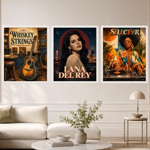 Puede incluir: Tres l&aacute;minas de pared enmarcadas. La l&aacute;mina de la izquierda muestra una guitarra en un bar con el texto Whiskey Strings. La l&aacute;mina central presenta un retrato de Lana Del Rey con el texto Lana Del Rey. La de la derecha muestra un DJ con el texto Selector.