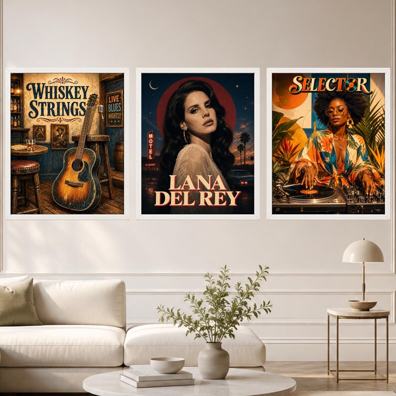 Puede incluir: Tres l&aacute;minas de pared enmarcadas. La l&aacute;mina de la izquierda muestra una guitarra en un bar con el texto Whiskey Strings. La l&aacute;mina central presenta un retrato de Lana Del Rey con el texto Lana Del Rey. La de la derecha muestra un DJ con el texto Selector.
