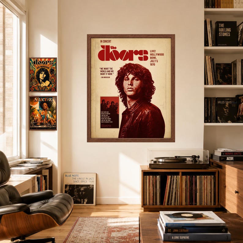 Pu&ograve; includere: Un poster incorniciato che presenta un ritratto di Jim Morrison e il testo The Doors In Concert Live Hollywood Bowl July 5 1970. Il poster include la citazione We Want The World And We Want It Now e una piccola immagine inserita della band.