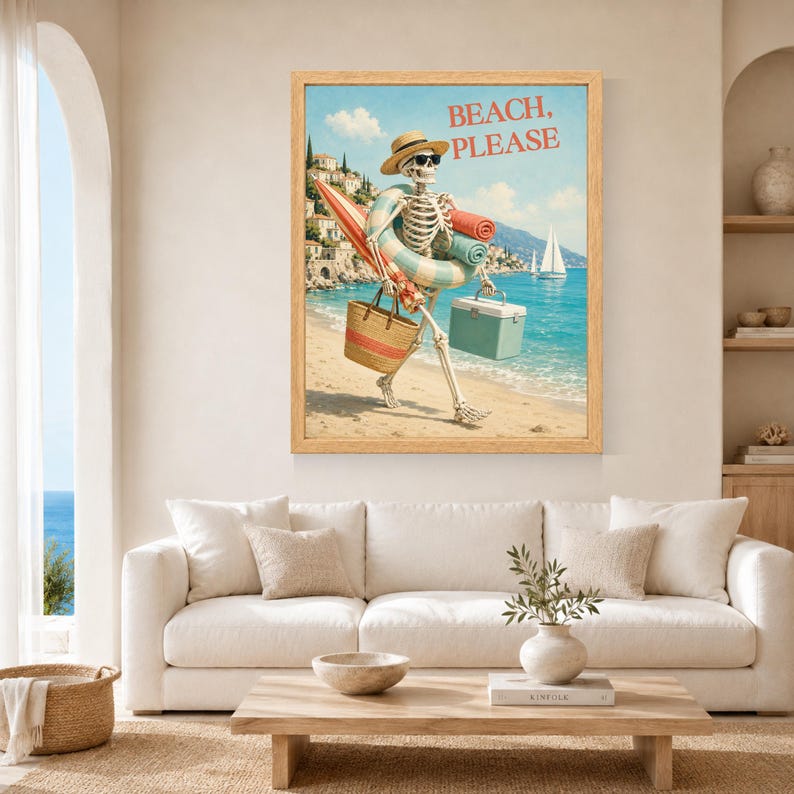 Pu&ograve; includere: Una stampa artistica incorniciata raffigurante uno scheletro con cappello di paglia e occhiali da sole che cammina su una spiaggia. Lo scheletro trasporta un ombrellone a righe, una borsa di vimini, un salvagente a righe, asciugamani e un frigo.
