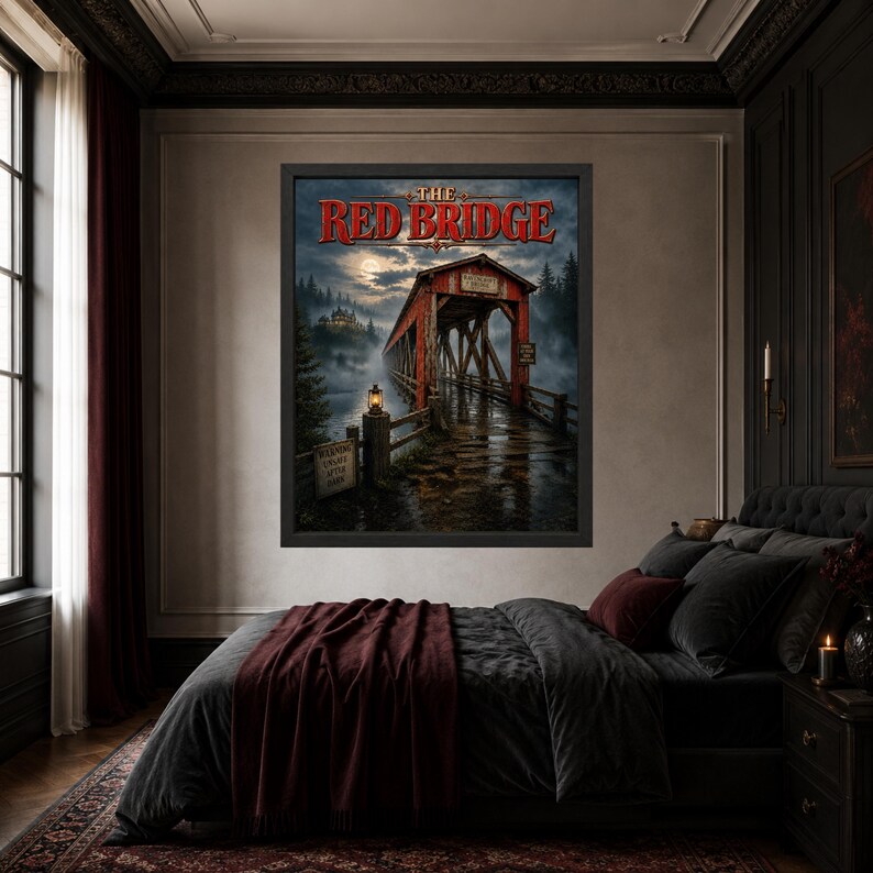 K&ouml;nnte beinhalten: Ein gerahmter Kunstdruck mit dem Titel The Red Bridge, der eine rote &uuml;berdachte Br&uuml;cke in einem nebligen, dunklen Wald unter einem Vollmond zeigt. Die Szene enth&auml;lt eine leuchtende Laterne, ein Warnschild und ein entferntes Haus in d&uuml;steren T&ouml;nen.