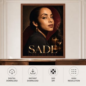K&ouml;nnte beinhalten: Ein gerahmter Wandkunstdruck mit einem Portr&auml;t von Sade mit dunklem Haar und goldenen Creolen, bekleidet mit einem schwarzen Blazer. Der Text SADE LOVE DELUXE erscheint in goldener Schrift. Eine kleine Lampe und ein Cocktailglas sind zu sehen.