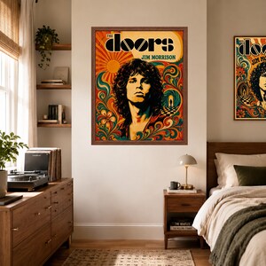Op de afbeelding: Een ingelijste rechthoekige wandposter met een portret van Jim Morrison en de tekst The Doors. Het kunstwerk toont een levendig psychedelisch ontwerp met wervelende oranje, rode en blauwgroene patronen, een zonmotief en een geblokt vloerpad.