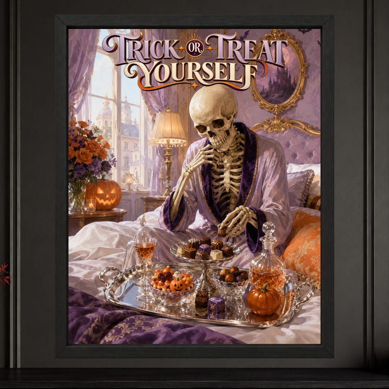 K&ouml;nnte beinhalten: Ein gerahmter Wandkunstdruck mit einem Skelett in einem violetten Morgenmantel, das auf einem Bett mit einem silbernen Tablett voller Pralinen und K&uuml;rbisse sitzt. Der Text Trick or Treat Yourself steht oben in dekorativer Schrift.