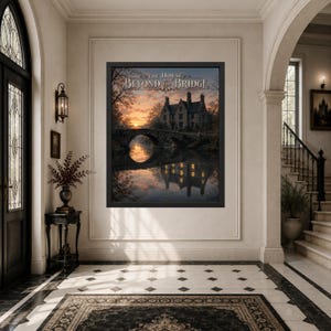 Peut inclure: Une &oelig;uvre d'art murale rectangulaire encadr&eacute;e intitul&eacute;e The House Beyond the Bridge, repr&eacute;sentant un manoir en pierre et un pont en arc au-dessus de l'eau au coucher du soleil, avec des reflets orang&eacute;s et violets, des arbres sombres et des fen&ecirc;tres &eacute;clair&eacute;es.