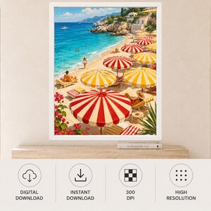 Op de afbeelding: Een ingelijste muurkunstprint met een zonnig mediterraan strandtafereel met turquoise water, rotsachtige kliffen en talloze rood-wit of geel-wit gestreepte strandparasols. Mensen ontspannen op ligstoelen aan de zanderige kustlijn.
